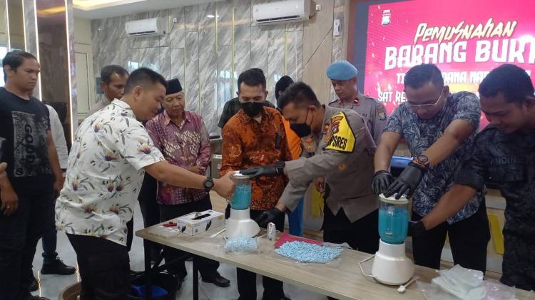 Ribuan Pil Ekstasi Merek Tiger Diblender Satresnarkoba Polres Karimun