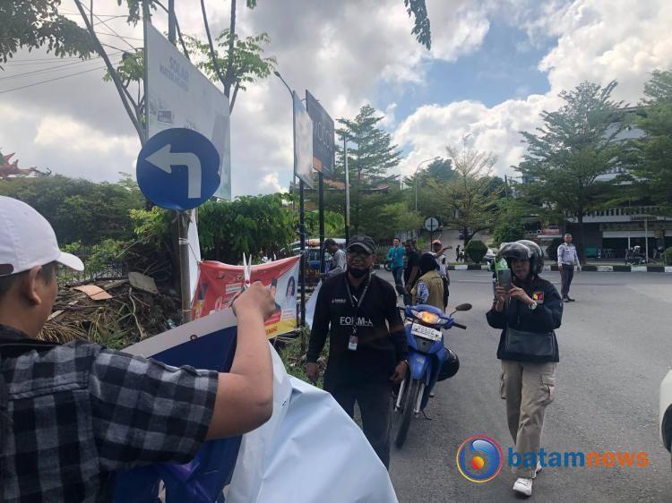 Bawaslu Kota Batam Tertibkan Spanduk Caleg yang Melanggar AturanÂ 