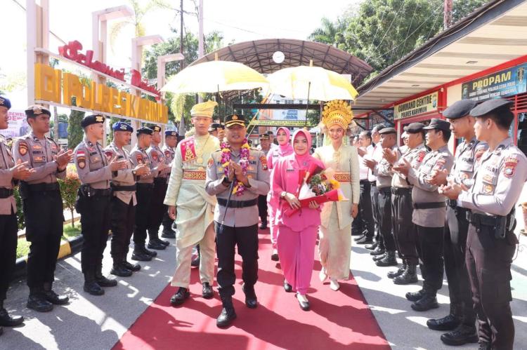 Disambut Tradisi Pedang Pora, Kapolres Karimun Sampaikan Pesan Memulai TugasÂ 