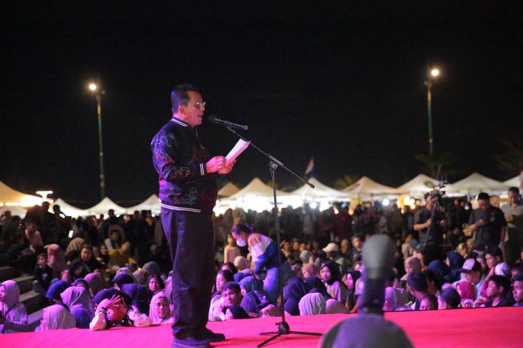  Masyarakat Tumpah Ruah Memadati Pelataran Tugu Sirih di Malam Puncak Festival Sumpah Pemuda Kepri 2023