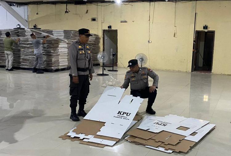23 Unit Kotak Suara Pemilu 2024 di Karimun Rusak, 5 Botol Tinta Bocor
