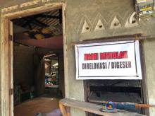 Warga Pulau Rempang Batam Pasang Stiker Tolak Relokasi di Dinding Rumah