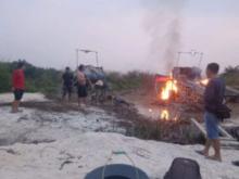 Polsek Logas Tanah Darat Bakar Dua Perahu Penambang Emas Tanpa Izin
