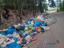 Sampah Liar Menumpuk di Pinggir Jalan Dekat Kantor Dinsos dan DLH Batam