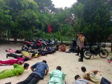 Bhabinkamtibmas Polsek Meral Pergoki Belasan Pelajar Bolos Sekolah Asyik Nongkrong di Warung