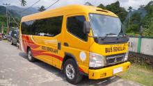 Tingkatkan Konektivitas, Pemkab Lingga Serahkan Satu Unit Bus Sekolah Baru untuk Desa Kelumu