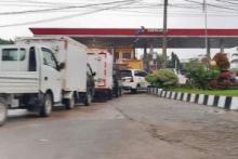 Krisis Pasokan Solar Subsidi di Riau, Warga Terpaksa Antre Hingga ke Jalan Raya