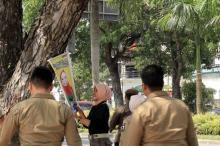 Merusak Keindahan Kota, Ini Tindakan Tegas Satpol PP Pekanbaru Terhadap Spanduk Caleg di Pohon