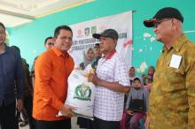 Gubernur Ansar Serahkan Bantuan Beras Tahap II di Nongsa, Kota Batam