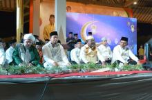 Ribuan Masyarakat Karimun Membanjiri Acara Tabligh Akbar yang Dihadiri Gubernur Kepri
