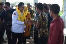 Rombongan Gubernur Ansar ke Desa Busung Panjang, Lingga Disambut Antusias Masyarakat 
