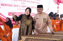 Bahagia di Wajah Anak Pulau Belakang Padang dapat Kapal Gratis dari Mensos Tri Rismaharini