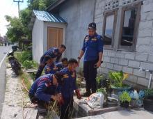 Petugas Disdamkar Natuna Selamatkan Buaya Muara 3 Meter dari Jaring Warga