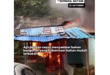  Diduga Disambar Petir Rumah Warga di Kampung Bukit Aladin, Hangus Terbakar