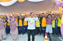 Berkunjung ke SMKN 4 Batam, Gubernur Ansar Motivasi Siswa & Resmikan Skill Mart