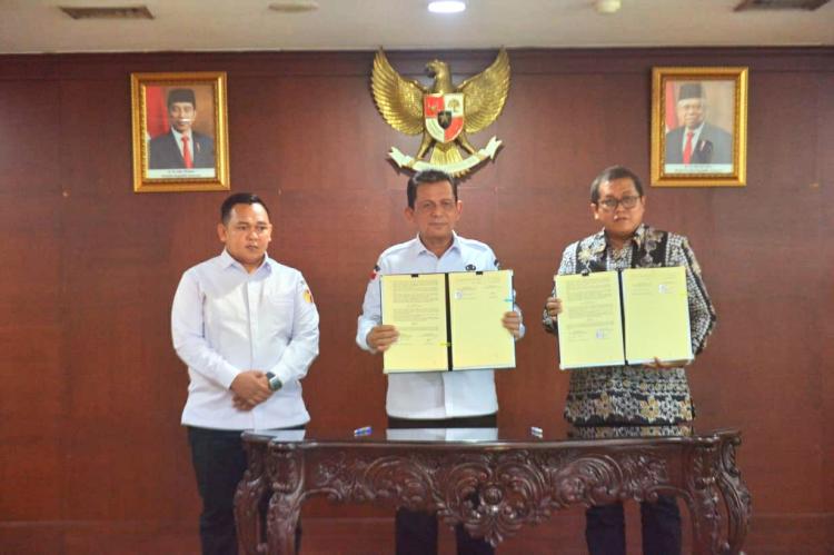  Gubernur Ansar Ahmad Tandatangani NPHD dengan KPU dan Bawaslu Kepri