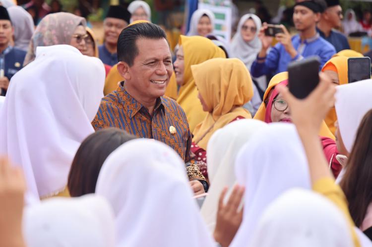 Gubenur Ansar Bersilaturahmi dengan Keluarga Besar SMAN 1 Toapaya dan SMKN 1 Gunung Kijang