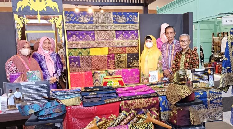 Kain Cual Anambas, Warisan Budaya yang Menenun Sejarah dan Ekonomi Masyarakat Siantan