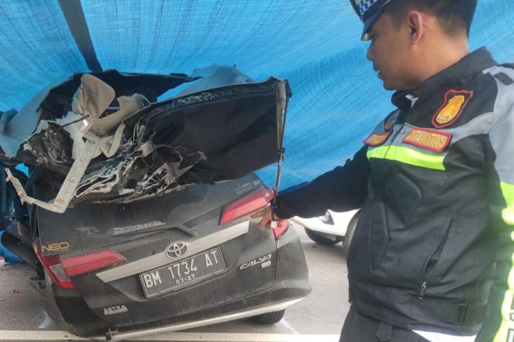 Tabrak Hino Tronton di Jalan Tol Permai Riau, Dua Penumpang Calya Tewas