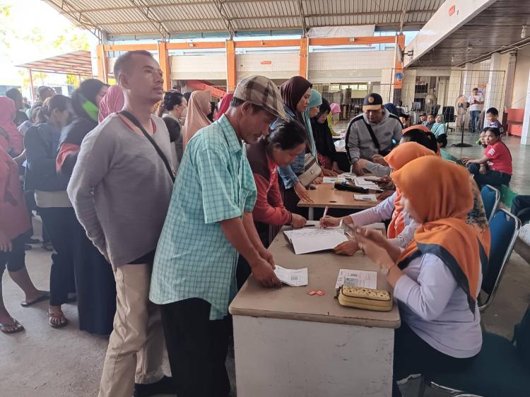 Pemko Batam dan PT Pos Indonesia Bagikan Bantuan Beras ke Ribuan Keluarga