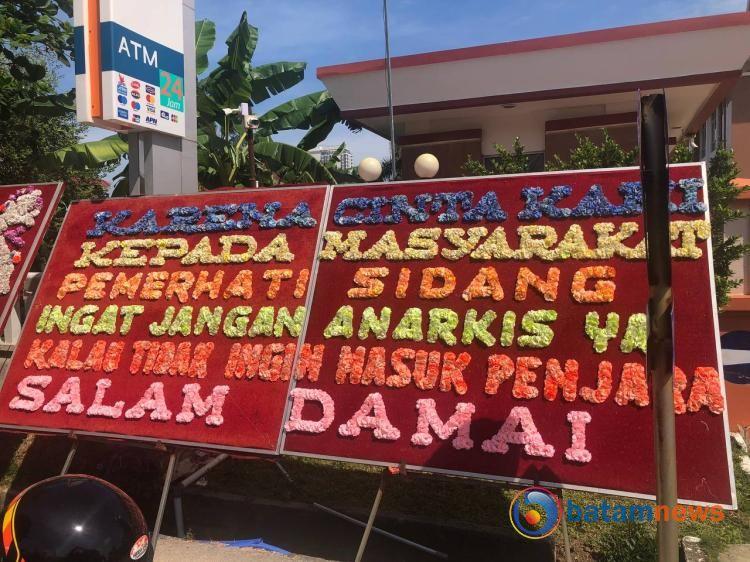 Pengadilan Batam Dikejutkan Karangan Bunga, Pesan Cinta dan Damai Berkumandang