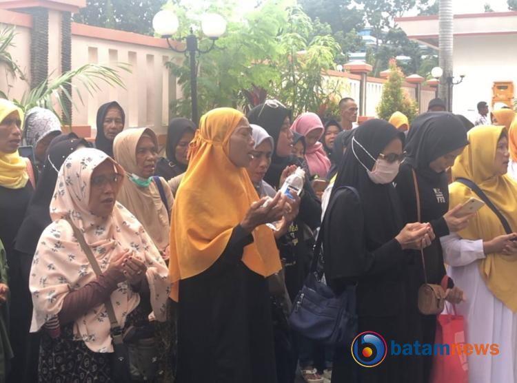 Warga hingga Kerabat Tersangka Aksi Bela Rempang Lantunkan Sholawat Jelang Putusan Praperadilan