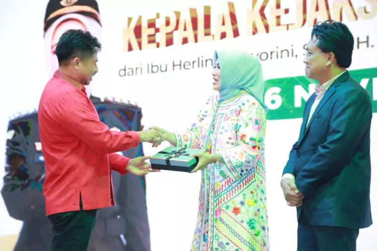 Ketua DPRD Nuryanto Berikan Cenderamata dalam Momen Spesial Pisah Sambut Kajari Batam