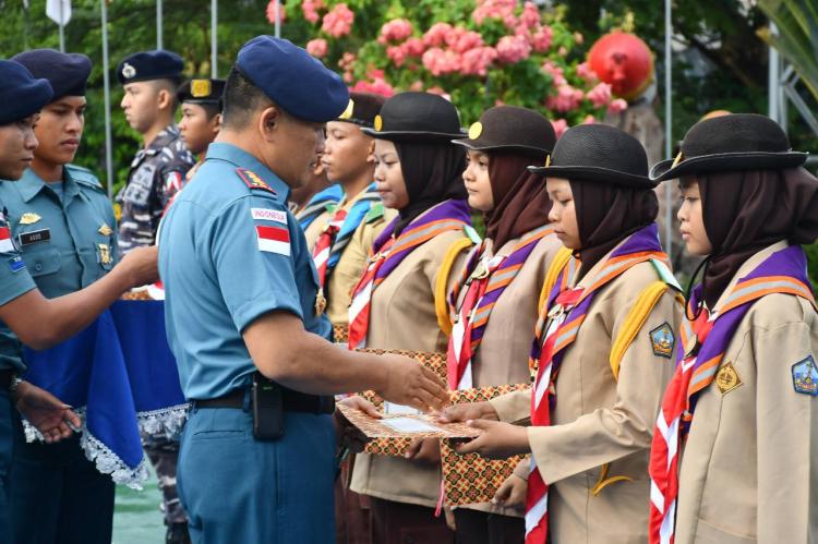 Lanal TBK Bina Muda Mudi Karimun Dengan Kepramukaan