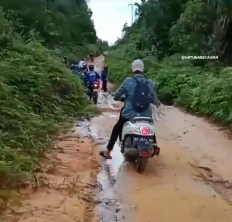 Perjuangan Siswa MAN Natuna Melawan Licinnya Jalan Segeram