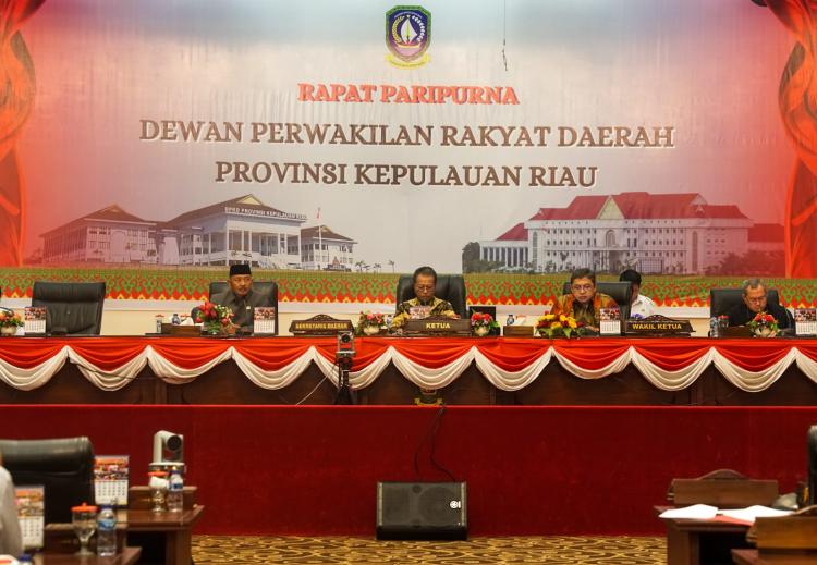 Sekdaprov Adi Dengarkan Pandum Fraksi DPRD Kepri terhadap Nota Keuangan dan Ranperda APBD Kepri 2024