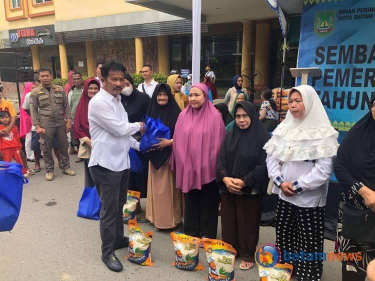 Warga Batam Serbu Pembagian Sembako Subsidi, Walikota Rudi: Lanjut hingga Awal 2024