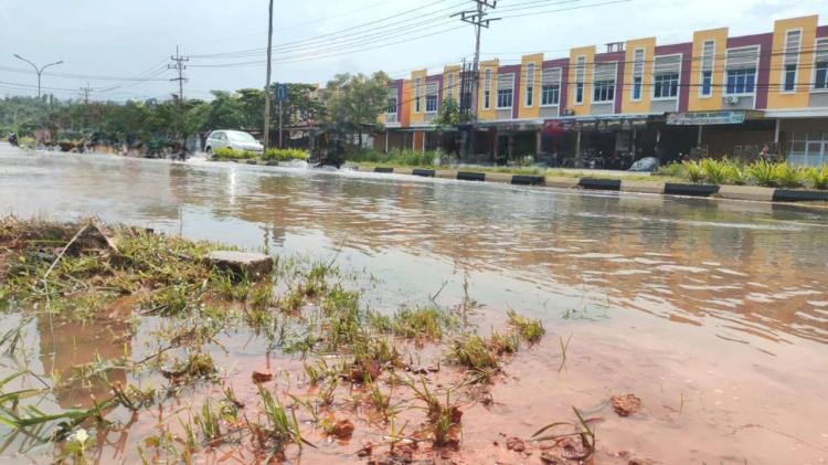 Banjir Genangi Ruas Jalan Kilometer 14 Permata Galaxy Tanjungpinang, Saat Hujan Deras Tadi Siang