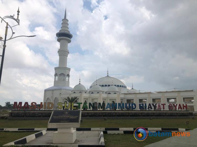 Menggali Pesona Sambil Beribadah Salat di Masjid Sultan Mahmud Riayat Syah Batam