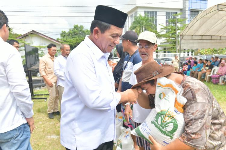  Sebanyak 1700 Warga Kelurahan Tanjung Uma Batam Terima Bantuan Beras Masing-Masing 10 Kg