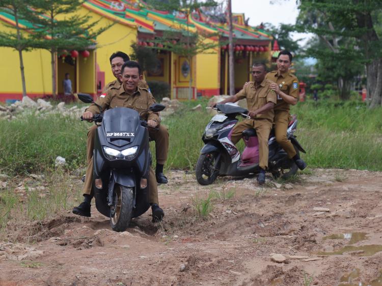  Pastikan Selesai Akhir Tahun ini, Ansar Tinjau Sejumlah Proyek Infrastruktur Jalan di Senggarang dan Penyengat