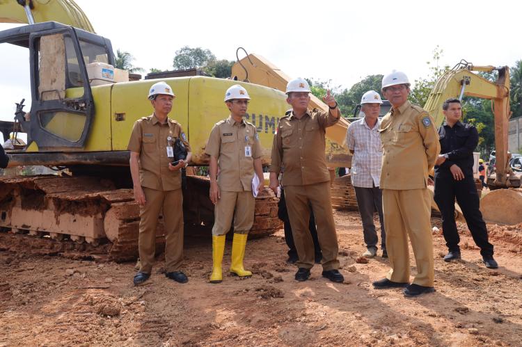  Gubernur Ansar Tinjau Proyek Jalan Lintas Timur dan Kolam Pengendalian Banjir di Bintan