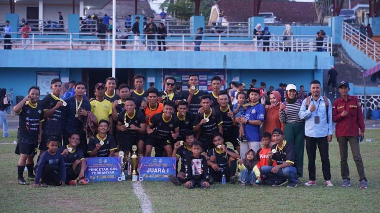 Turnamen Sepak Bola Bupati Lingga Cup 2023 Berakhir, Media FC Raih Juara