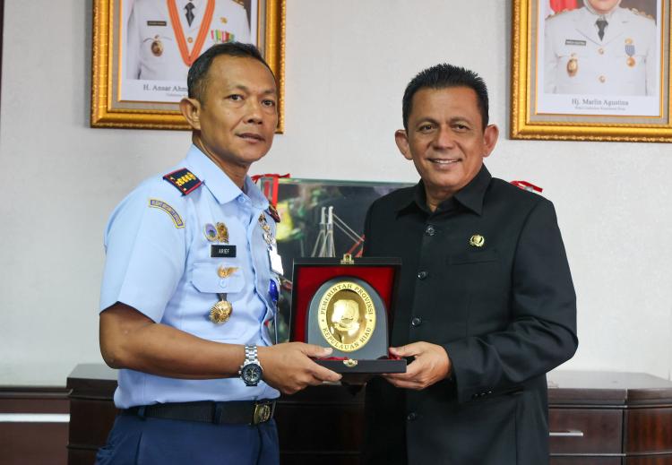  Danlanud RHF dan Dansatrad 213 Tanjungpinang Berpamitan Dengan Gubernur Ansar