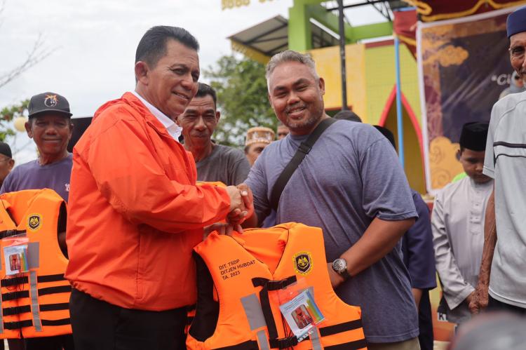  Gubernur Ansar Serahkan Life Jacket, Ring Buoy & Becak Listrik Untuk Masyarakat Penyengat dari Kemenhub RI