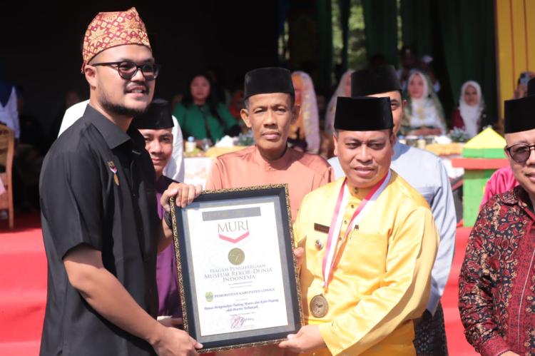 Lingga Raih Rekor MURI Pemakaian Tudung Manto Terbanyak di Pawai Budaya HUT Ke-20