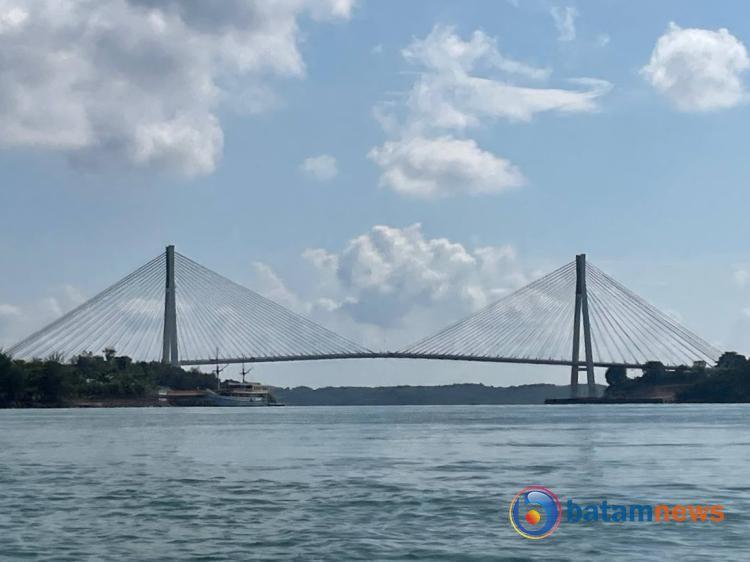 Menikmati Keindahan Jembatan Barelang dari Tengah Laut Pulau Panjang