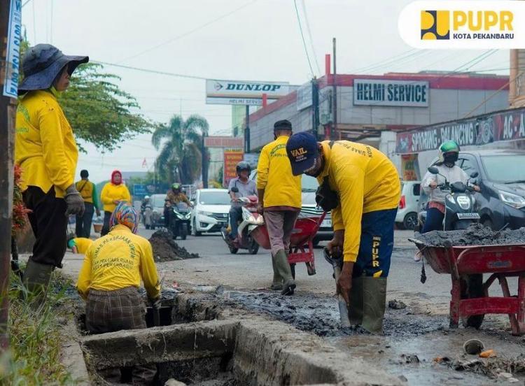 PUPR Kerahkan Pasukan Kuning Lakukan Pengerukan Drainase di Kota Pekanbaru
