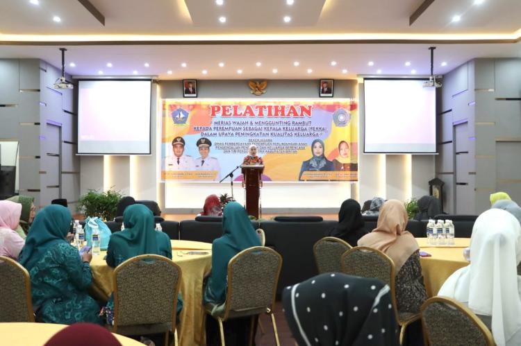 Perempuan di Bintan Dilatih Merias Wajah dan Menggunting Rambut 