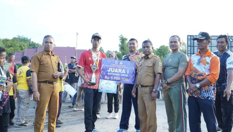 Turnamen Gasing Bupati Lingga Cup 2023 Resmi Ditutup, Melukap A dan SD Kerandin Jadi Juara