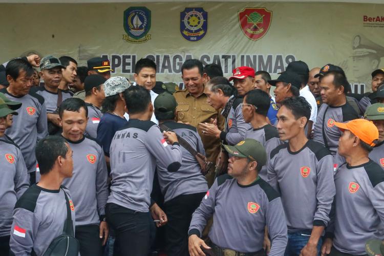 Gubernur Ansar Ahmad Hadir Apel Siaga Satlinmas : Menyongsong Pemilu 2024 dengan Semangat Gotong Royong dan Solidaritas