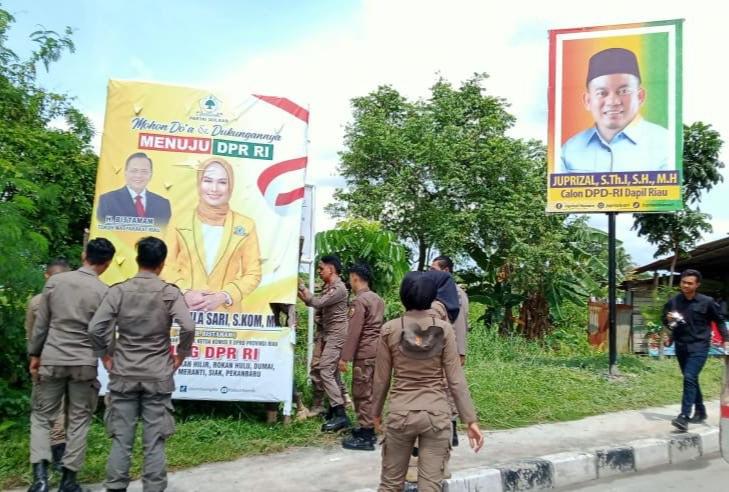 Langgar Aturan, Satpol PP Pekanbaru Tertibkan Ribuan APK Caleg