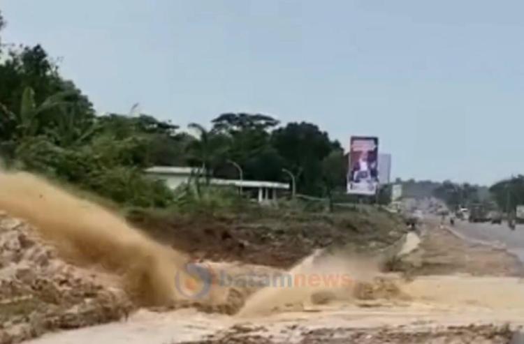 Pipa di Kepri Mall Batam Meledak, Semburkan Air Hingga Banjiri Jalan