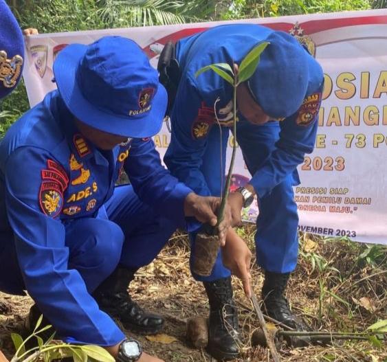Polairud Polres Pelalawan Tanam 500 Bibit Mangrove di Pantai Desa Segamai