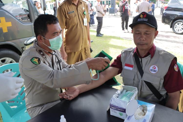 Bakti Kesehatan, Sidokes Polres Lingga Berikan Pelayanan Gratis ke Warga