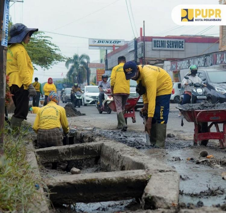 Cegah Banjir, PUPR Pekanbaru Lakukan Normalisasi Drainase Tiap Hari
